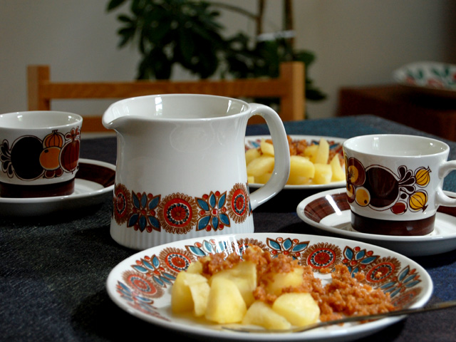 秋色のノルウェーの食器とデンマークのリンゴのお菓子