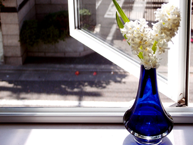 タマラ・アラディンのガラス花瓶